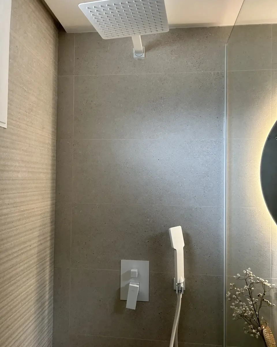 De inloopdouche met regendouche en handdouche